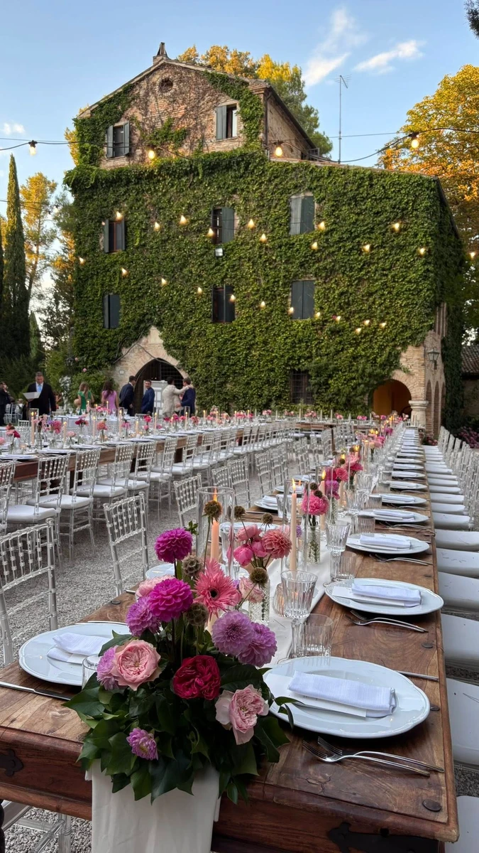 Bottigliette floreali per matrimonio colorato nelle Marche - Badia di San Vittore - Tavole imperiali