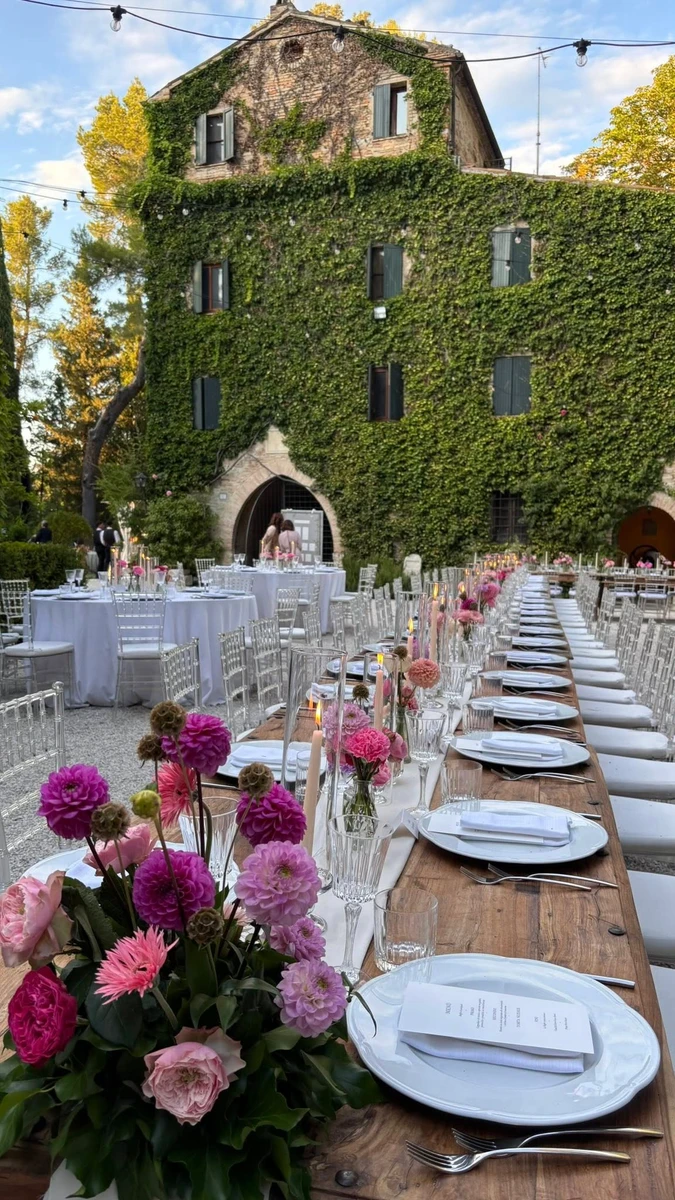 Bottigliette floreali per matrimonio colorato nelle Marche - Badia di San Vittore - Tavole imperiali