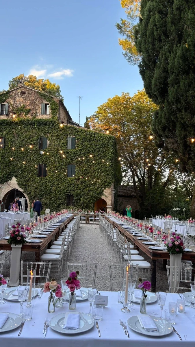 Bottigliette floreali per matrimonio colorato nelle Marche - Badia di San Vittore - Tavole imperiali