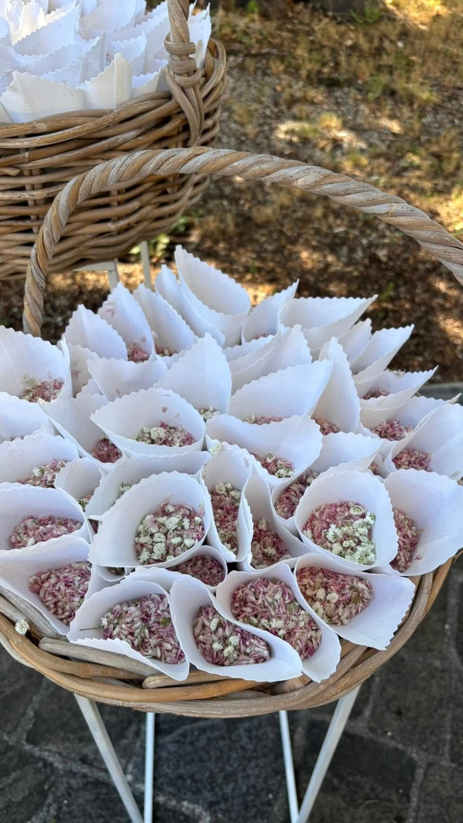 Riso da lancio e petali essiccati per matrimonio colorato nelle Marche - Badia di San Vittore
