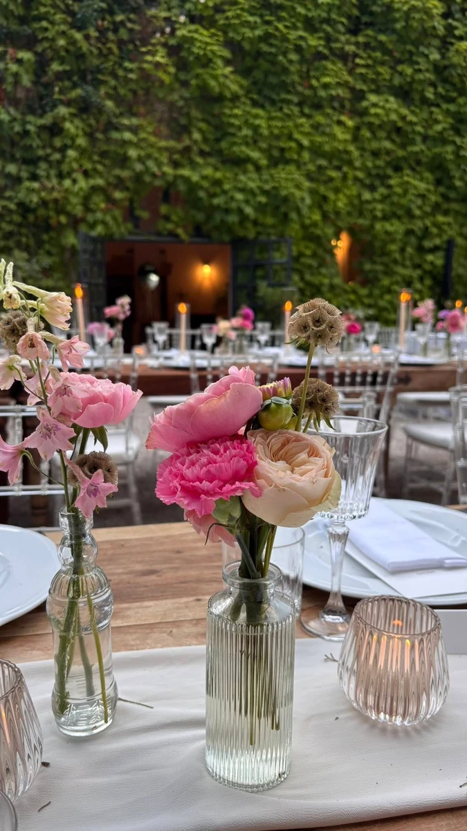 Bottigliette floreali per matrimonio colorato nelle Marche - Badia di San Vittore - Tavole imperiali