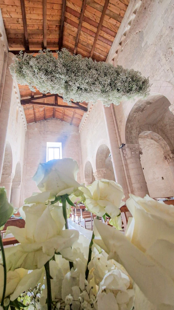 Composizioni floreali per cerimonia alla Badia di San Pietro al Conero