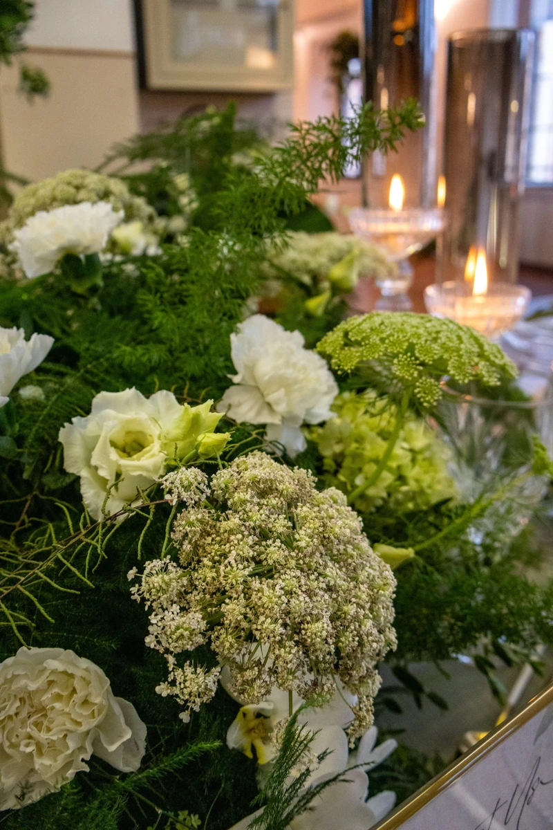 Allestimento floreale naturale con foglie e verdi intensi  Installazione floreale verde per matrimonio scenografico