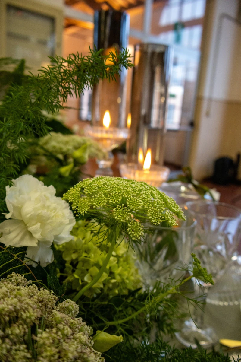 Allestimento floreale naturale con foglie e verdi intensi  Installazione floreale verde per matrimonio scenografico