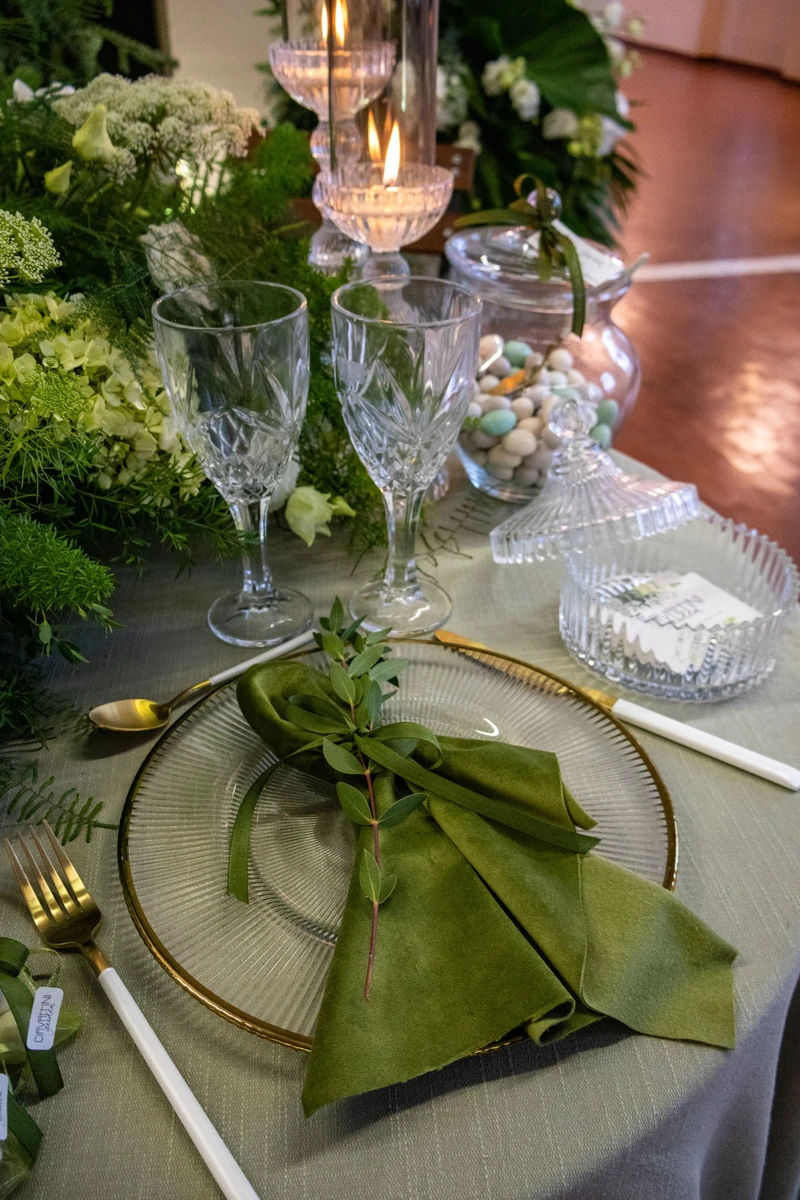 Allestimento floreale naturale con foglie e verdi intensi  Installazione floreale verde per matrimonio scenografico