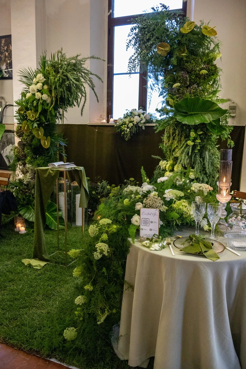 Semiarchi di foliage per allestimento floreale immersivo  Installazione floreale verde per matrimonio scenografico