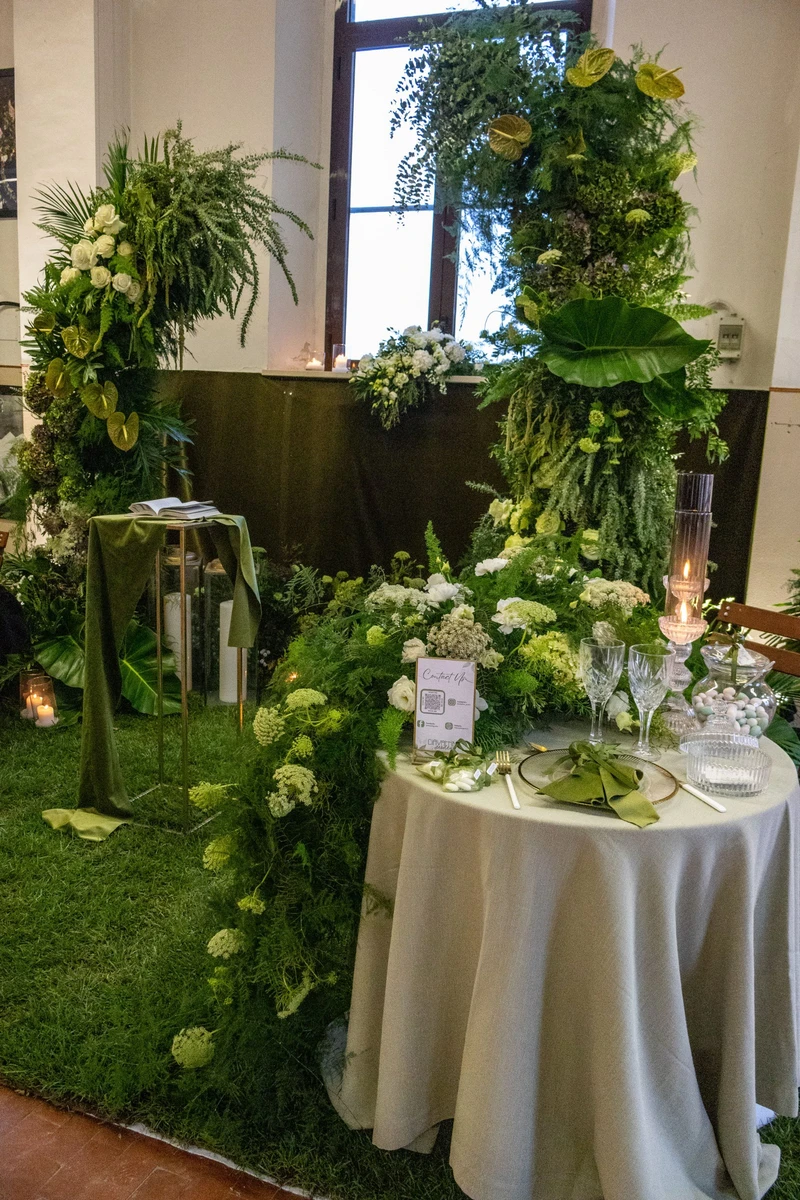 Semiarchi di foliage per allestimento floreale immersivo  Installazione floreale verde per matrimonio scenografico
