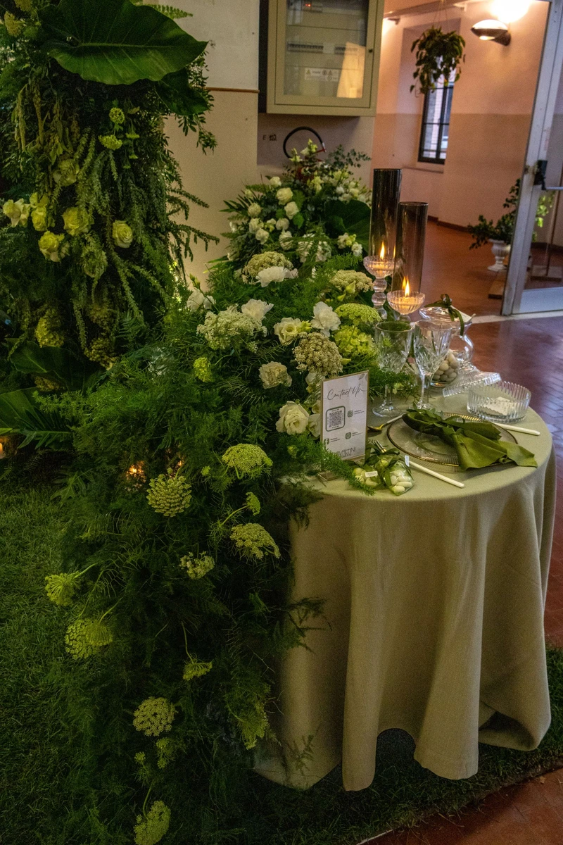 Allestimento floreale naturale con foglie e verdi intensi  Installazione floreale verde per matrimonio scenografico
