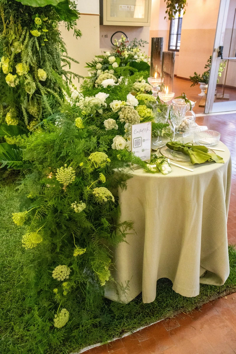 Allestimento floreale naturale con foglie e verdi intensi  Installazione floreale verde per matrimonio scenografico