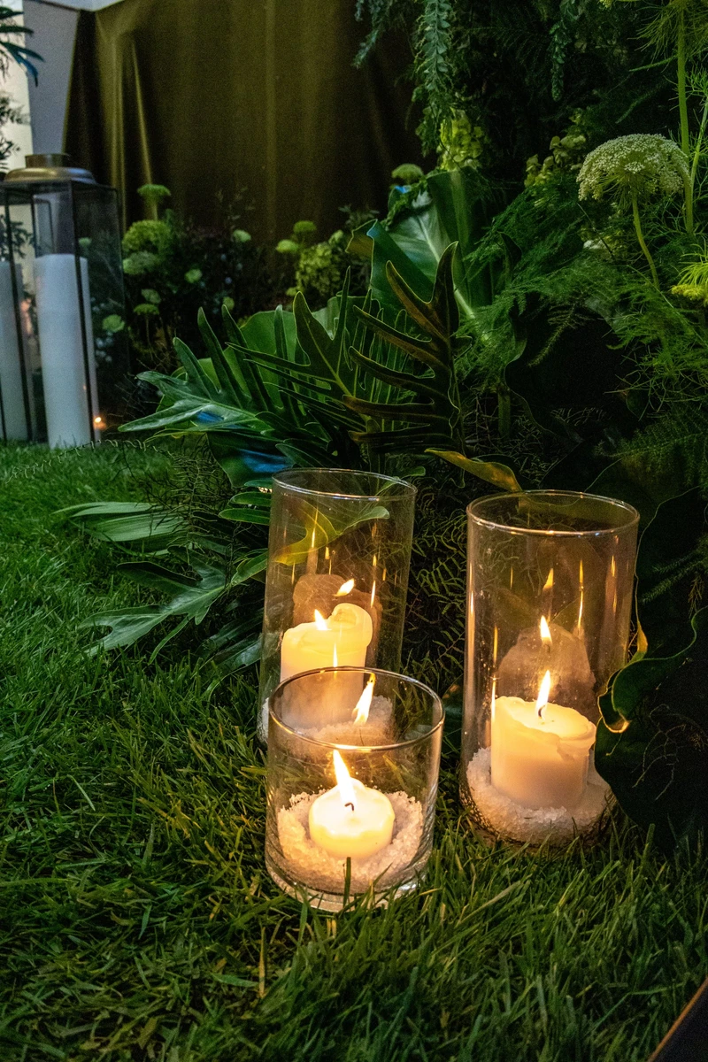 Allestimento floreale naturale con foglie e verdi intensi  Installazione floreale verde per matrimonio scenografico