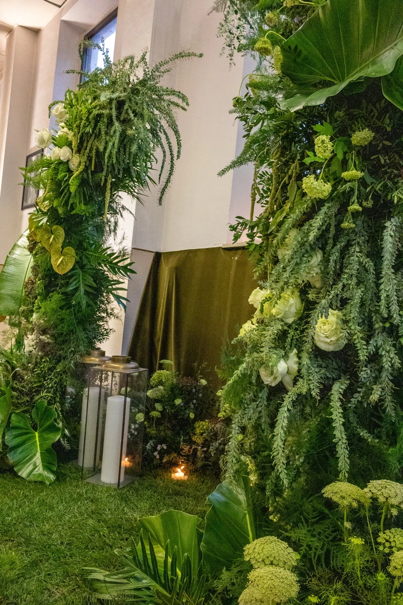 Semiarchi di foliage per allestimento floreale immersivo  Installazione floreale verde per matrimonio scenografico