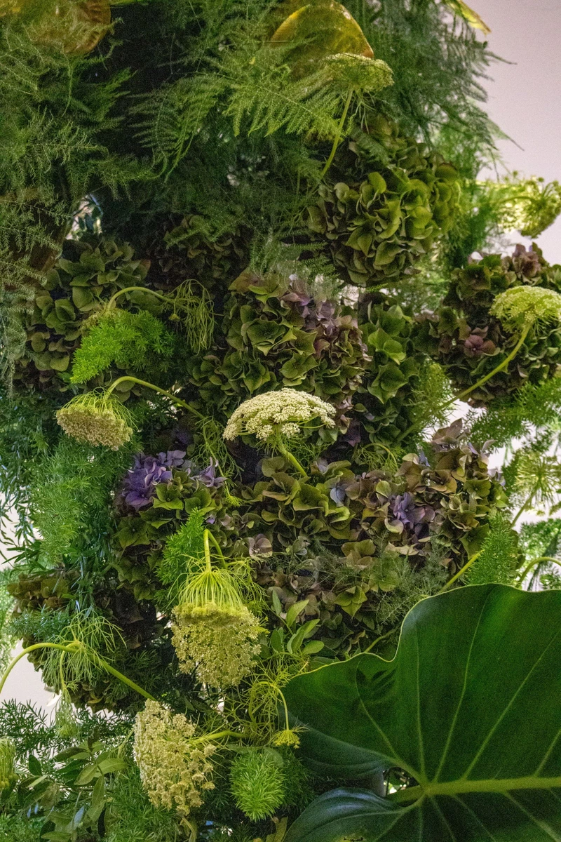 Semiarchi di foliage per allestimento floreale immersivo  Installazione floreale verde per matrimonio scenografico