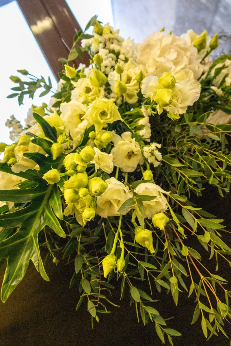 Semiarchi di foliage per allestimento floreale immersivo  Installazione floreale verde per matrimonio scenografico