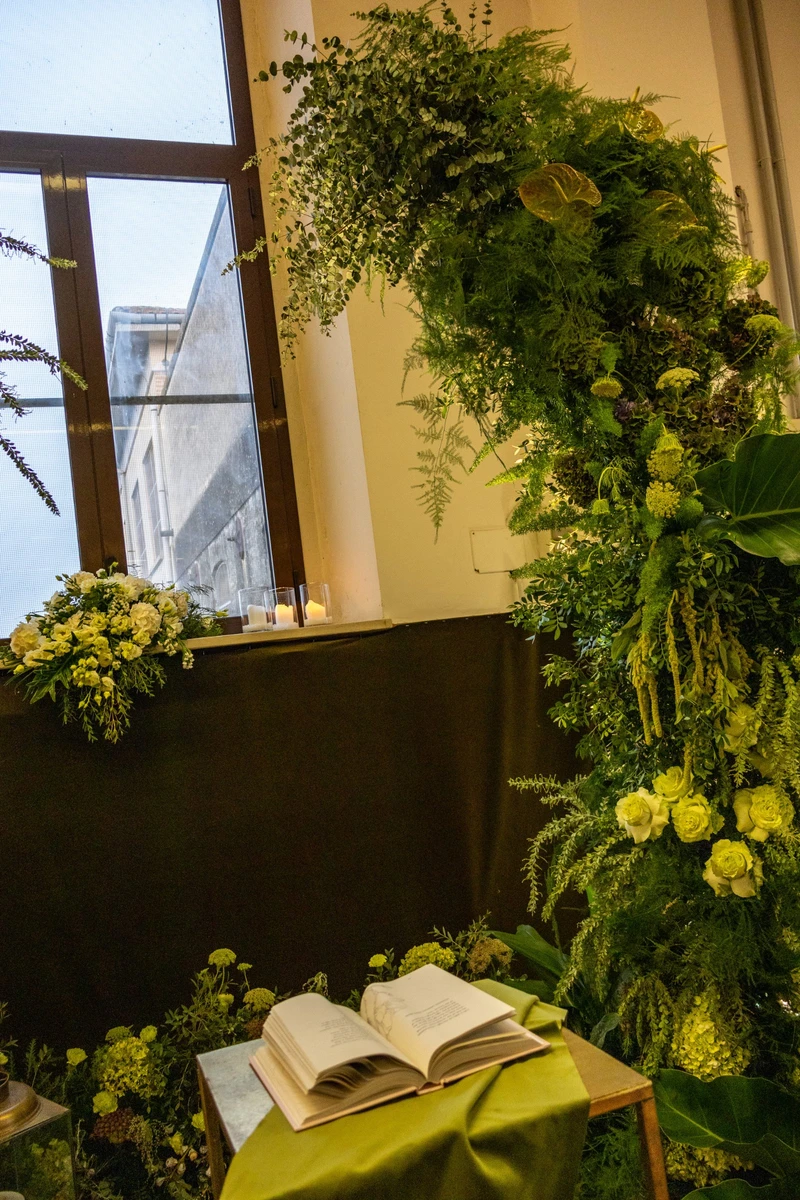 Semiarchi di foliage per allestimento floreale immersivo  Installazione floreale verde per matrimonio scenografico