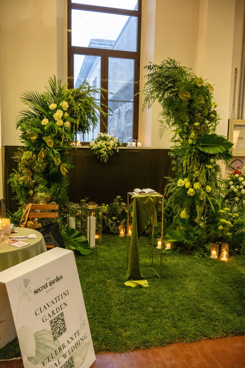 Semiarchi di foliage per allestimento floreale immersivo  Installazione floreale verde per matrimonio scenografico