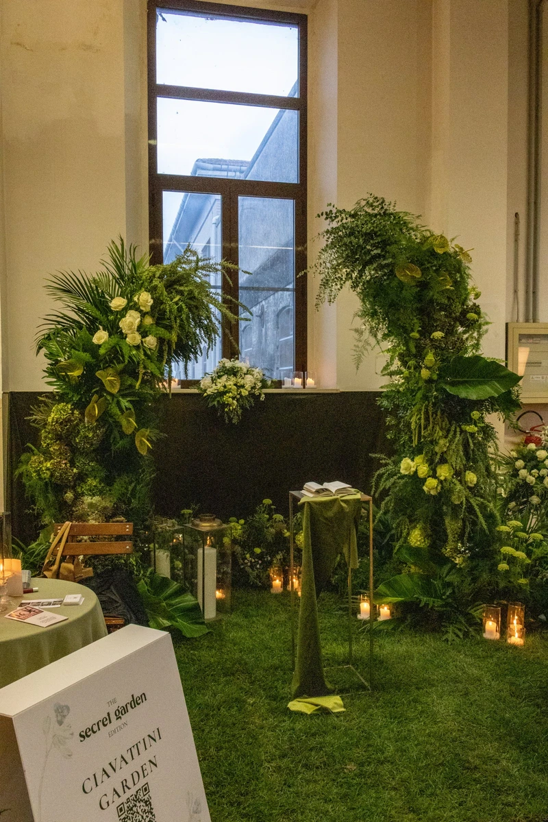 Semiarchi di foliage per allestimento floreale immersivo  Installazione floreale verde per matrimonio scenografico