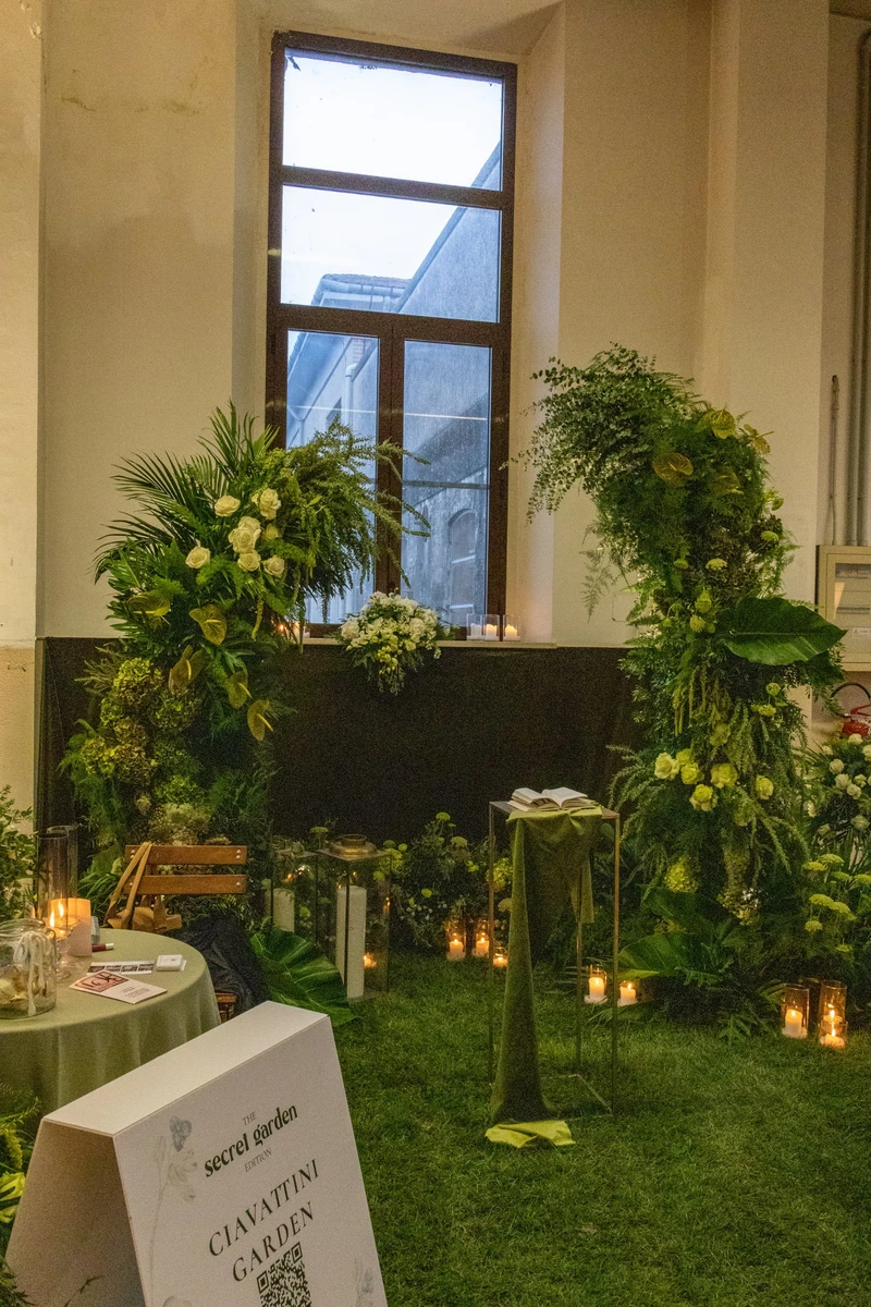 Semiarchi di foliage per allestimento floreale immersivo  Installazione floreale verde per matrimonio scenografico