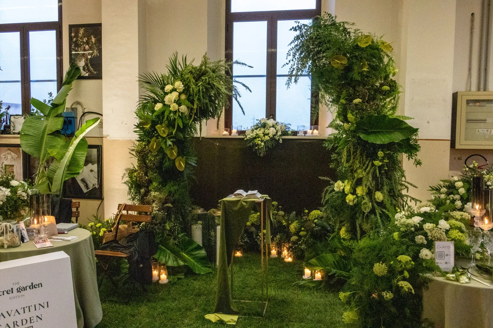 Semiarchi di foliage per allestimento floreale immersivo  Installazione floreale verde per matrimonio scenografico