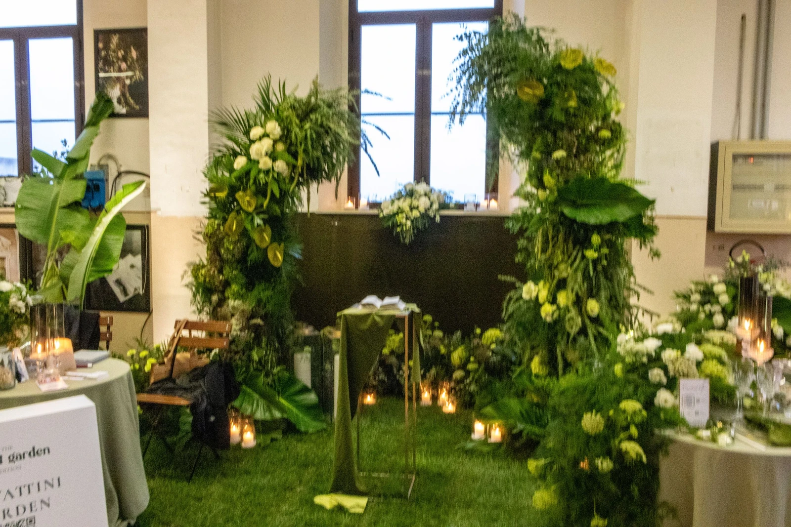 Semiarchi di foliage per allestimento floreale immersivo  Installazione floreale verde per matrimonio scenografico