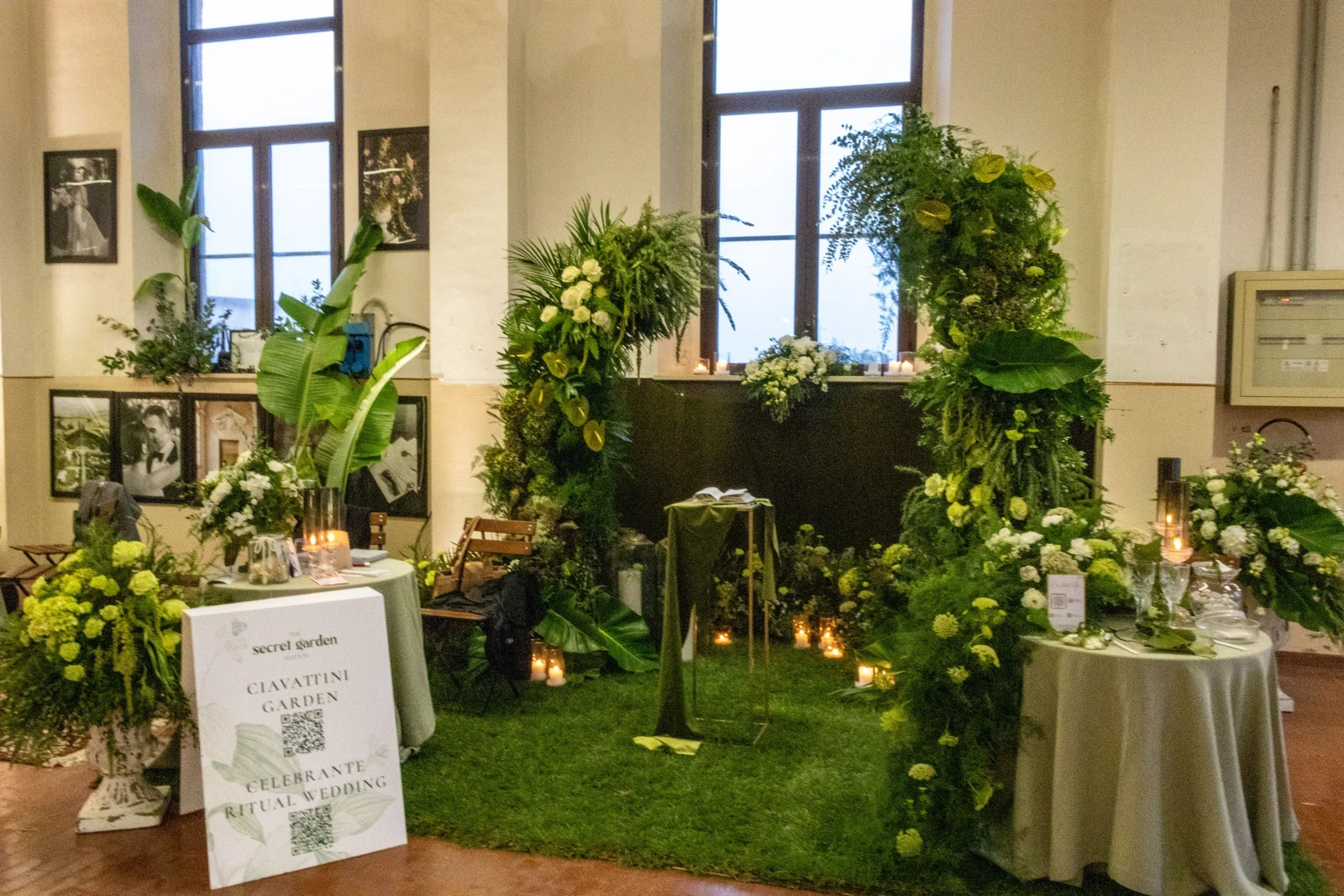 Semiarchi di foliage per allestimento floreale immersivo  Installazione floreale verde per matrimonio scenografico