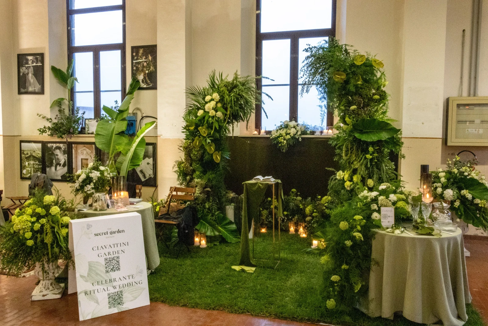 Semiarchi di foliage per allestimento floreale immersivo  Installazione floreale verde per matrimonio scenografico