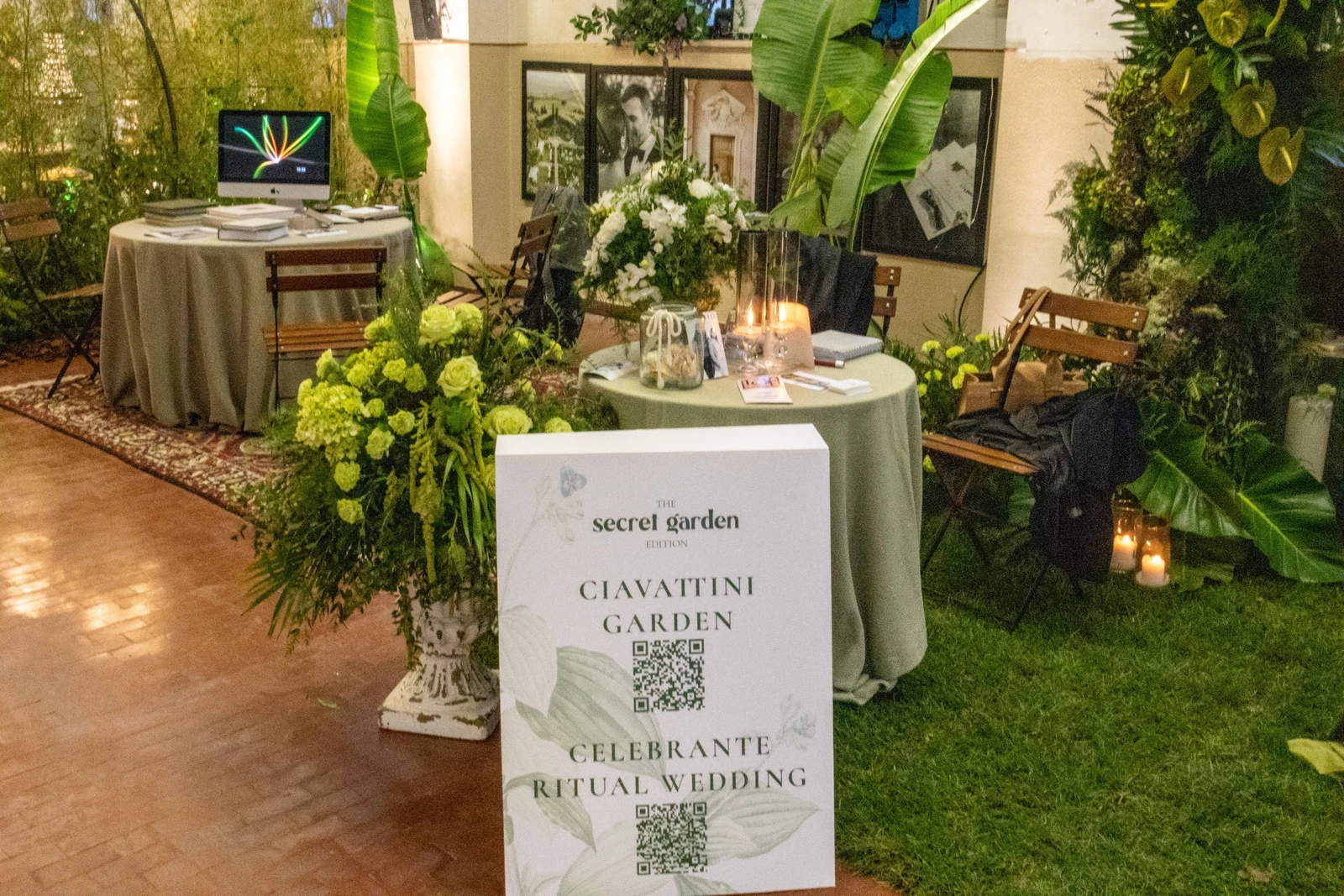 Allestimento floreale naturale con foglie e verdi intensi  Installazione floreale verde per matrimonio scenografico