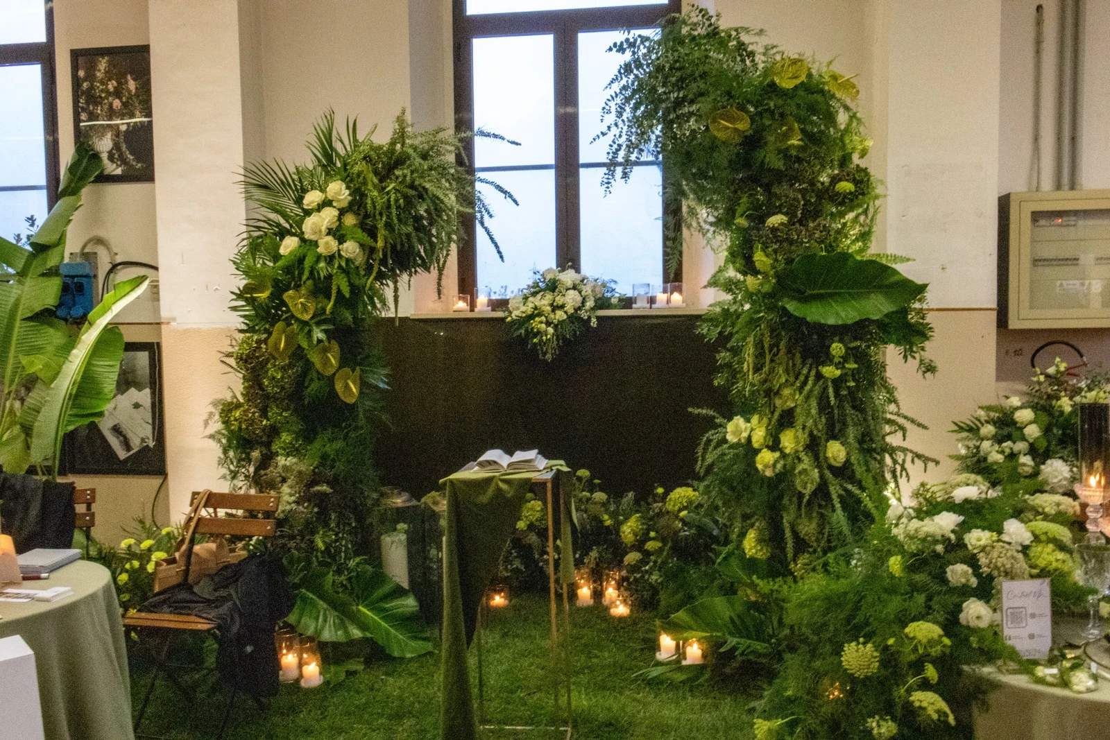 Semiarchi di foliage per allestimento floreale immersivo  Installazione floreale verde per matrimonio scenografico
