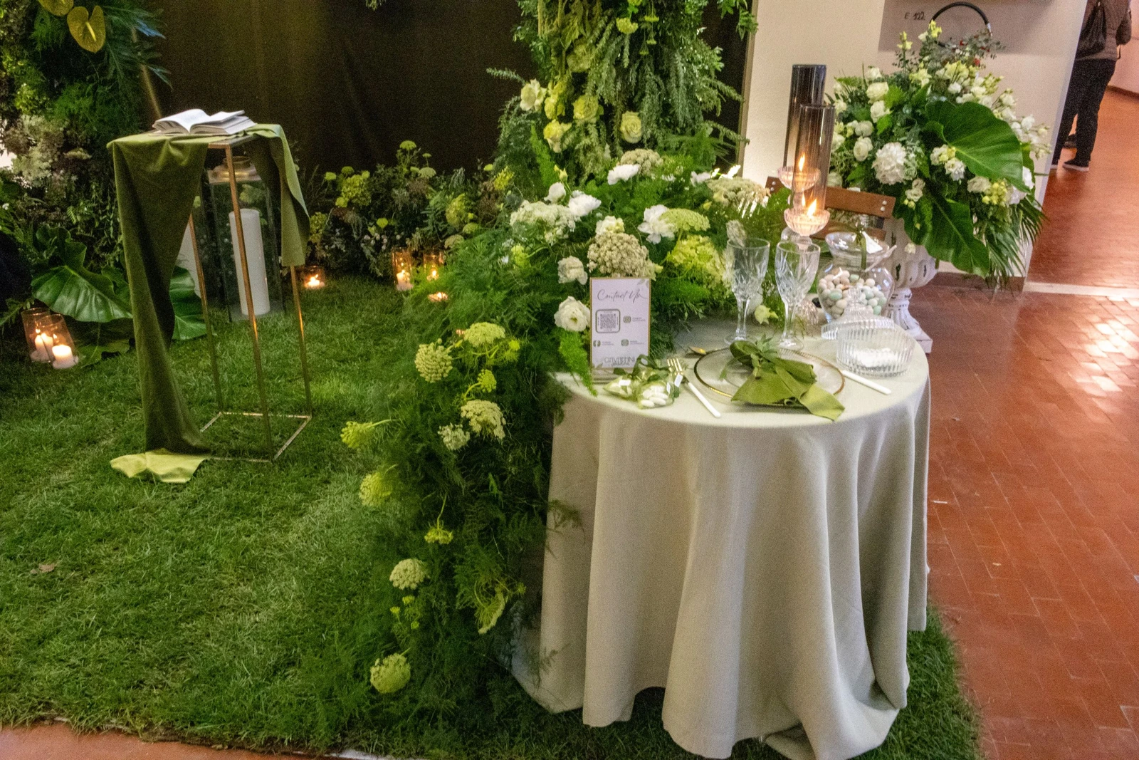 Allestimento floreale naturale con foglie e verdi intensi  Installazione floreale verde per matrimonio scenografico