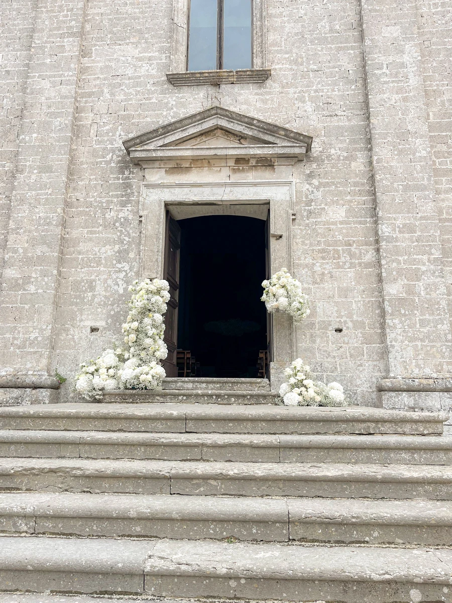 Composizioni floreali per cerimonia alla Badia di San Pietro al Conero