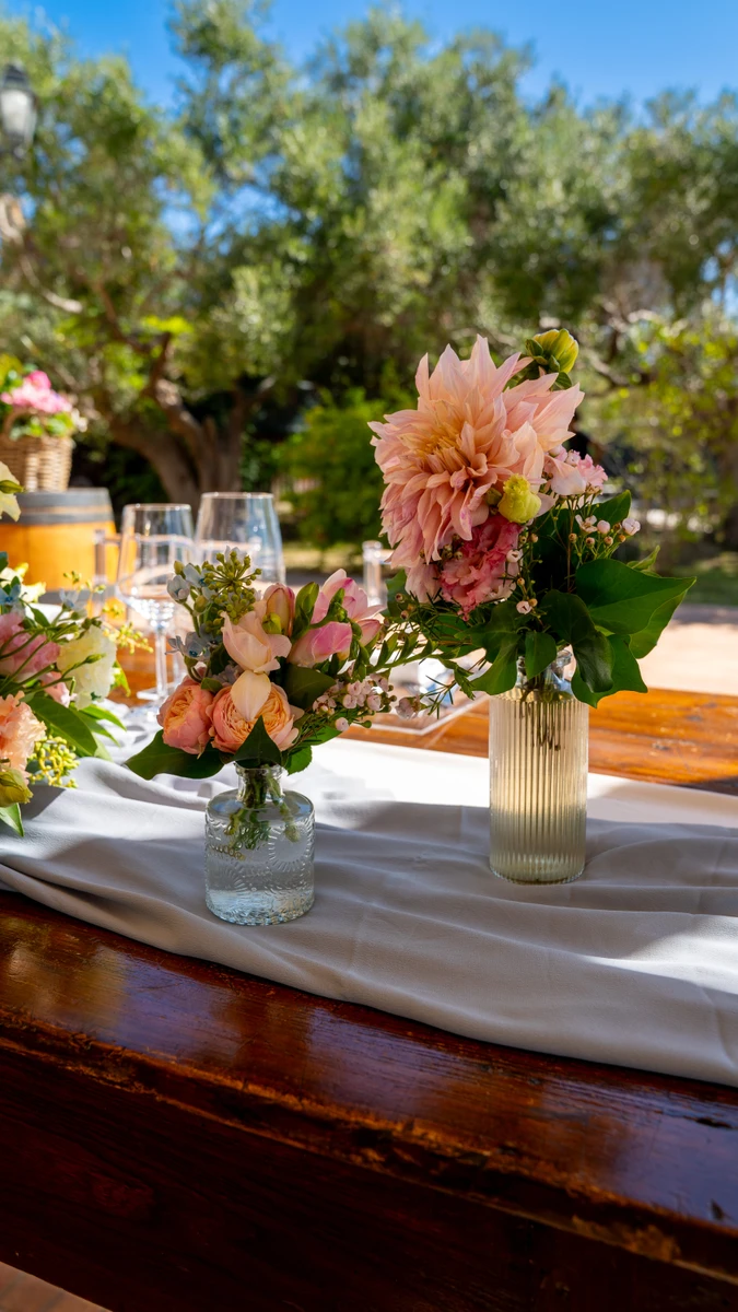 Allestimento floreale matrimonio Centrotavola Palette rosa pesca e azzurro per matrimonio alle Cantine Moroder