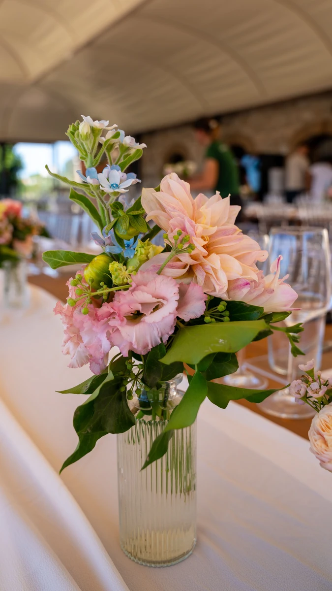Allestimento floreale matrimonio Centrotavola Palette rosa pesca e azzurro per matrimonio alle Cantine Moroder