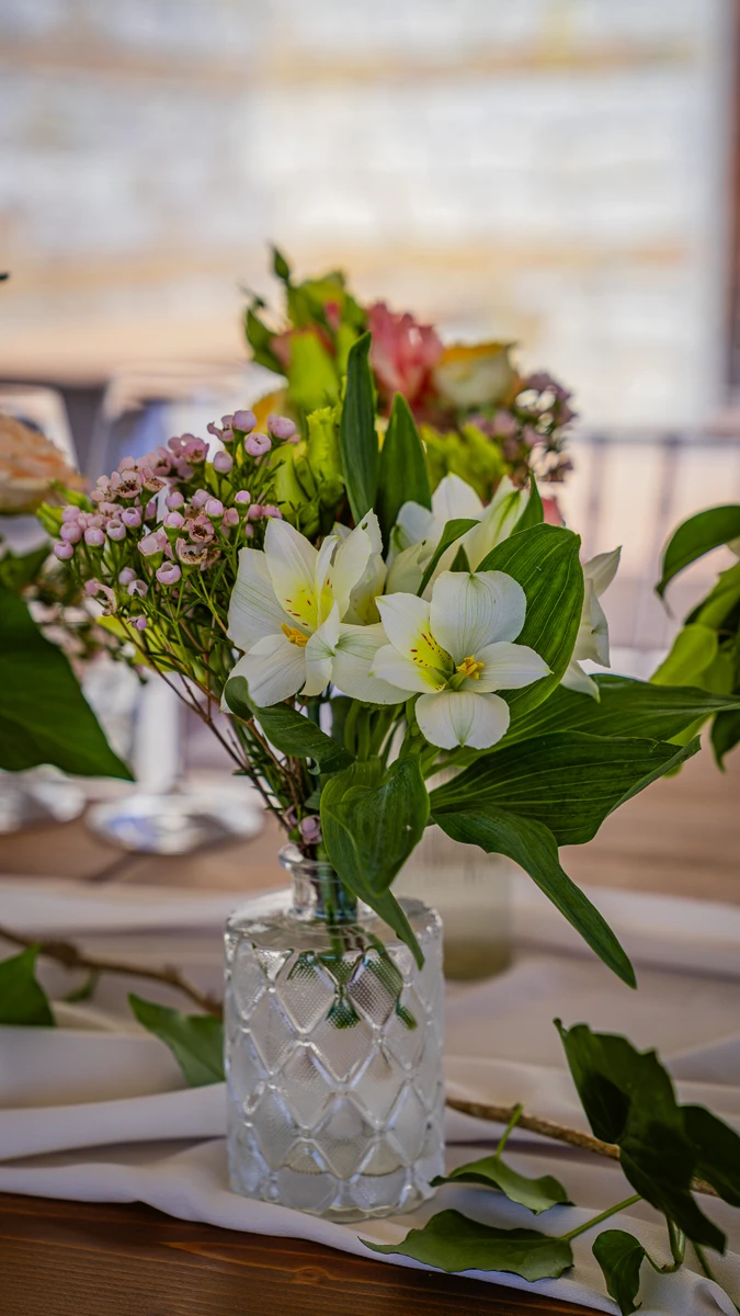 Allestimento floreale matrimonio Centrotavola Palette rosa pesca e azzurro per matrimonio alle Cantine Moroder
