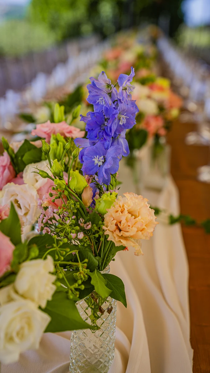 Allestimento floreale matrimonio Centrotavola Palette rosa pesca e azzurro per matrimonio alle Cantine Moroder