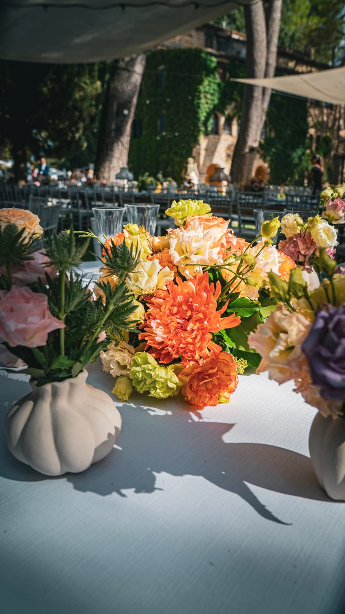 Allestimento floreale colorato per matrimonio alla Badia di San Vittore