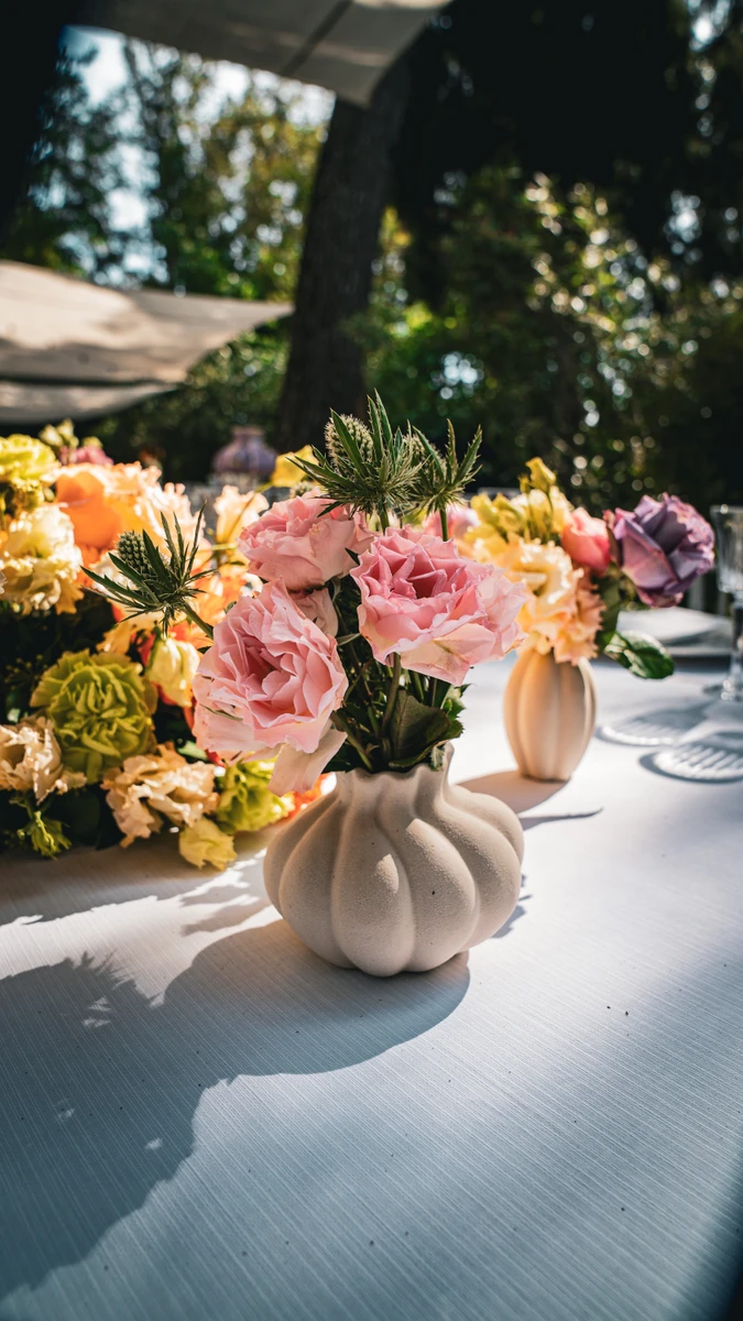 Allestimento floreale colorato per matrimonio alla Badia di San Vittore