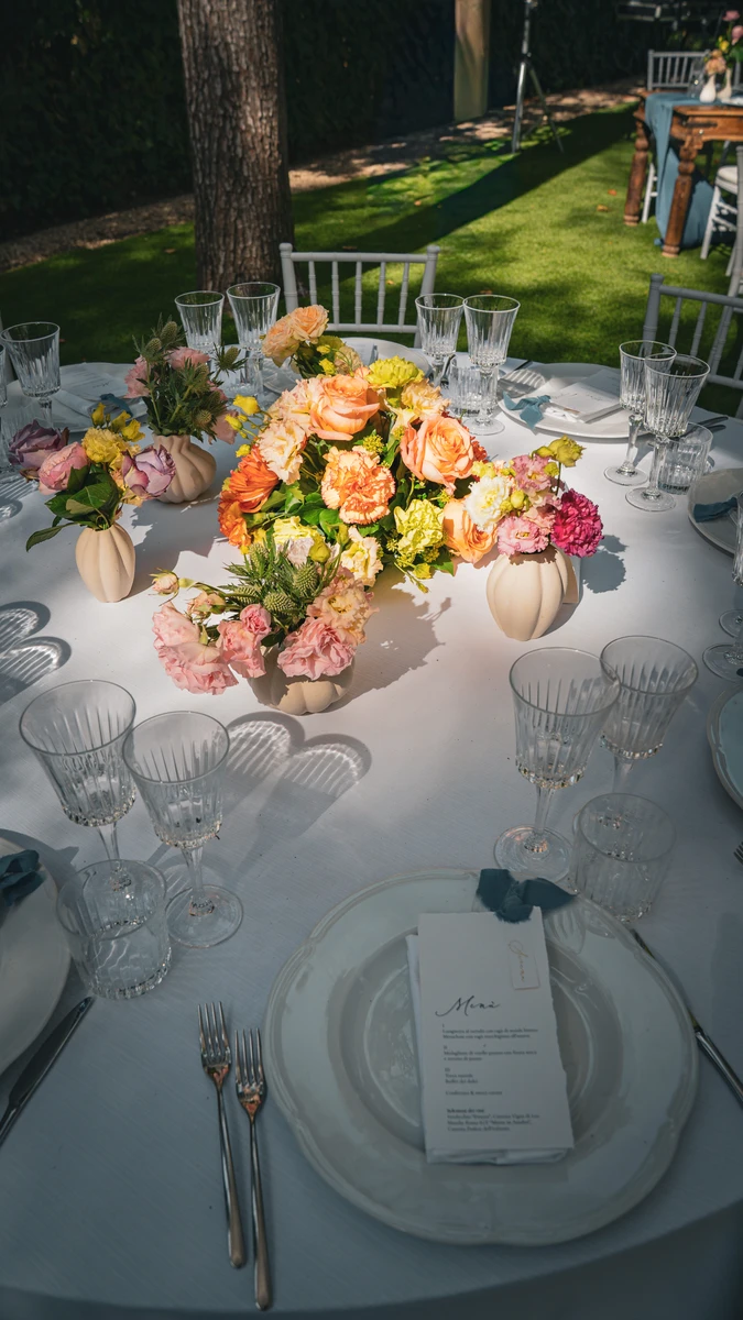 Allestimento floreale colorato per matrimonio alla Badia di San Vittore