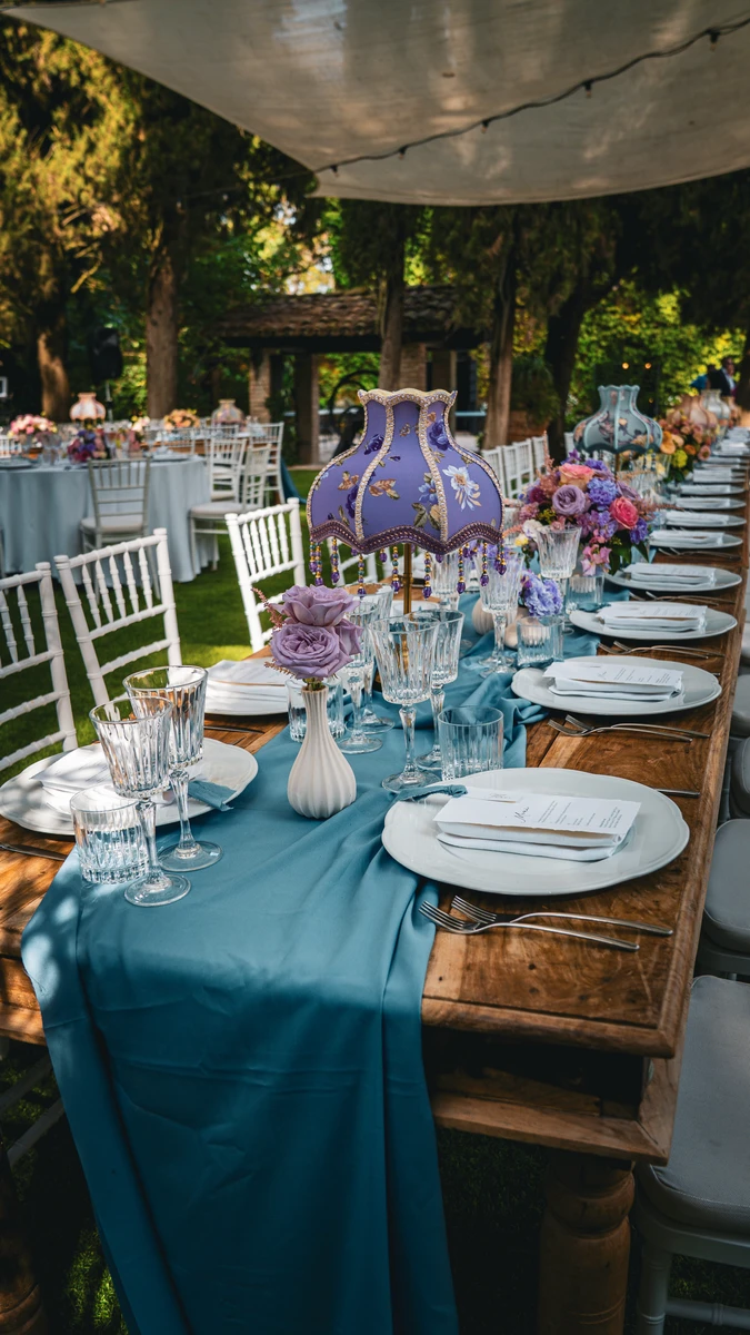 Allestimento floreale colorato per matrimonio alla Badia di San Vittore