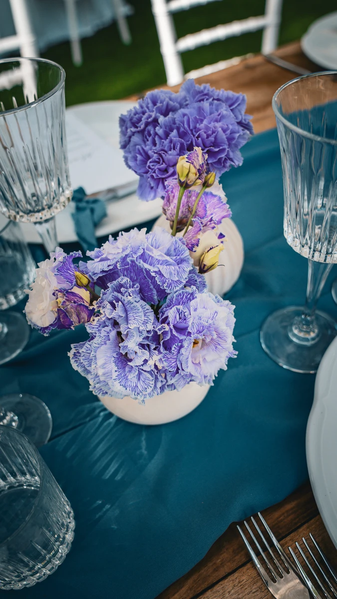 Allestimento floreale colorato per matrimonio alla Badia di San Vittore