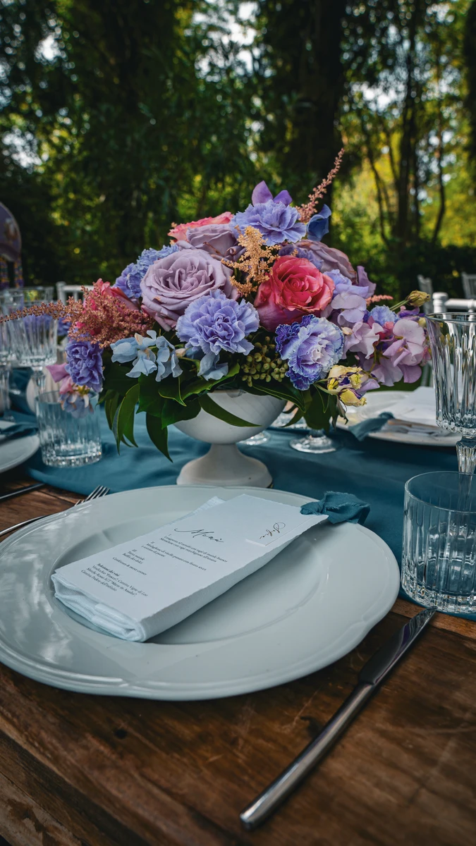 Allestimento floreale colorato per matrimonio alla Badia di San Vittore