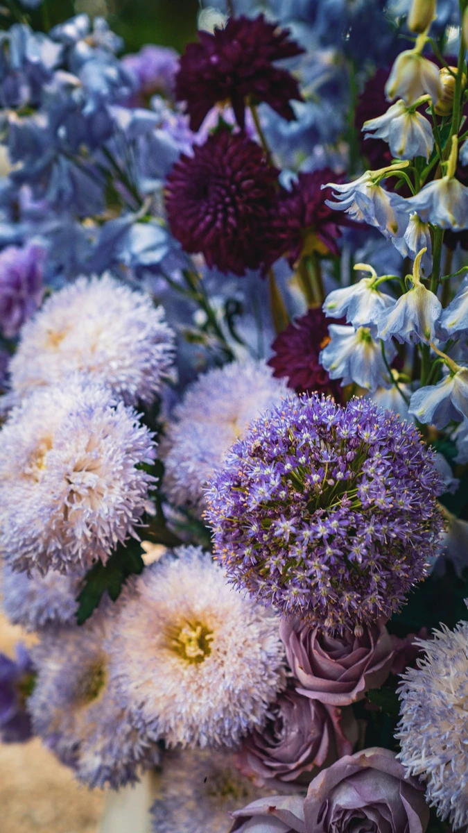 Allestimento floreale colorato per matrimonio alla Badia di San Vittore