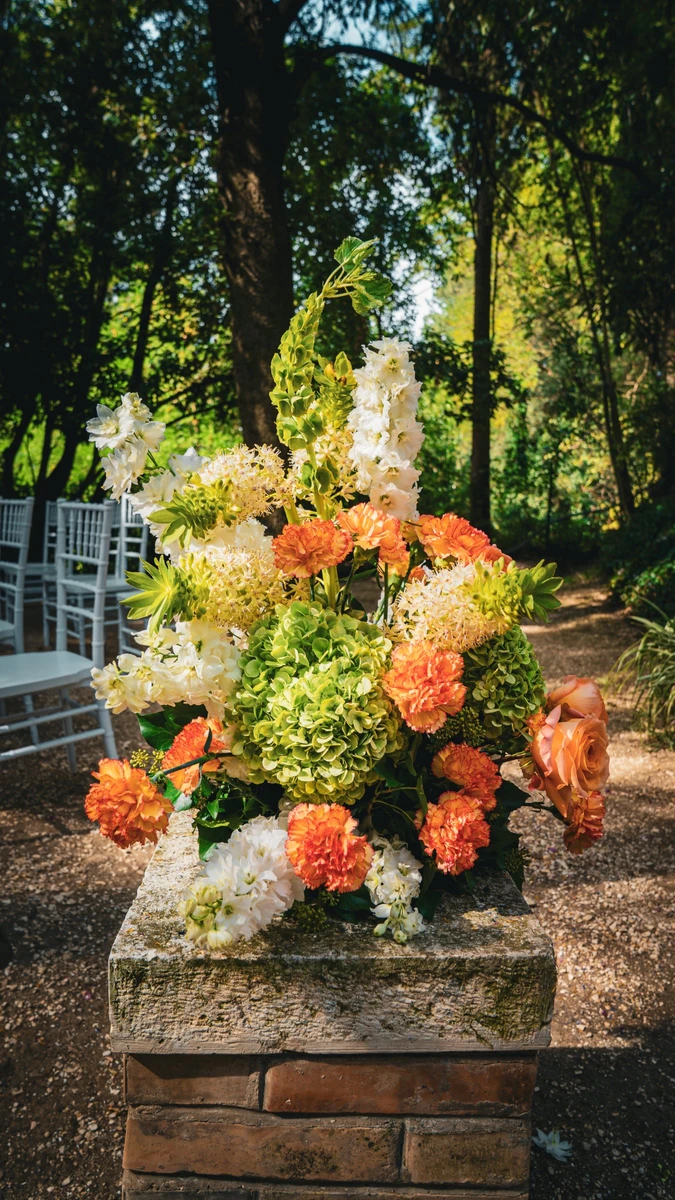 Allestimento floreale colorato per matrimonio alla Badia di San Vittore