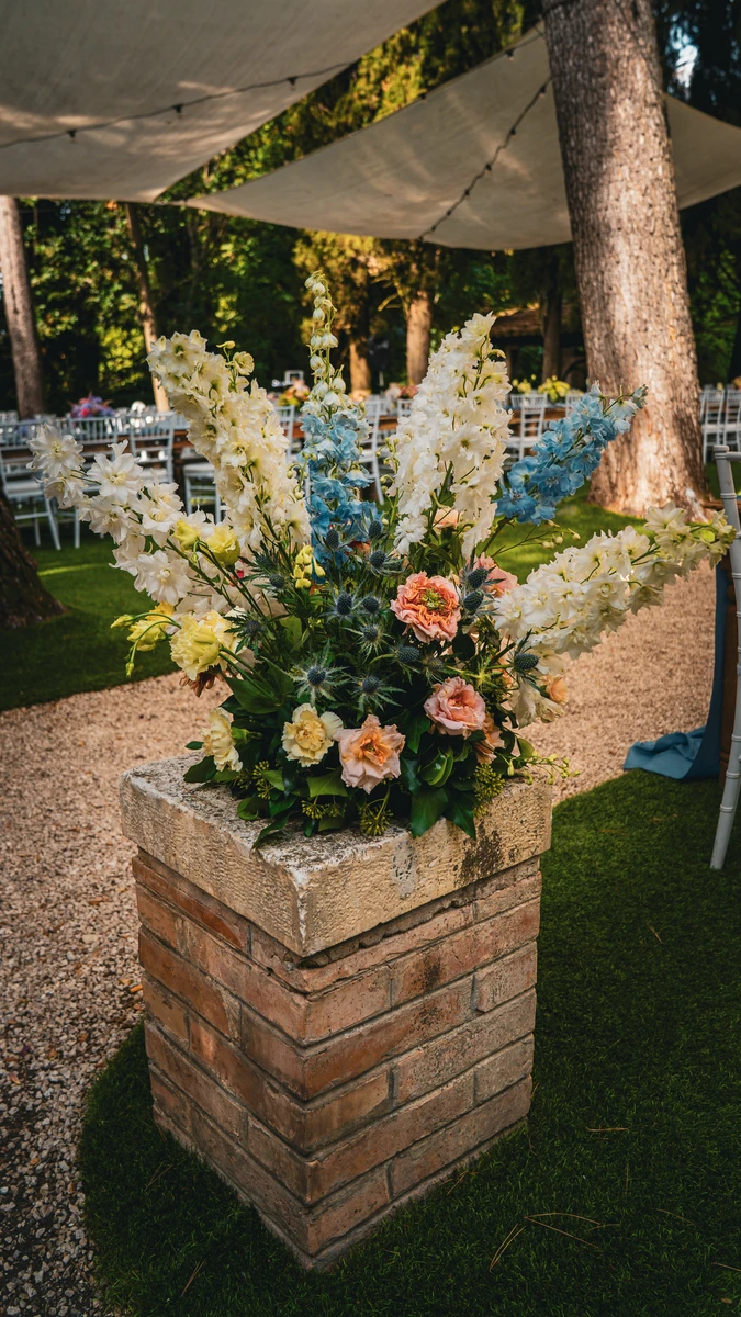 Allestimento floreale colorato per matrimonio alla Badia di San Vittore