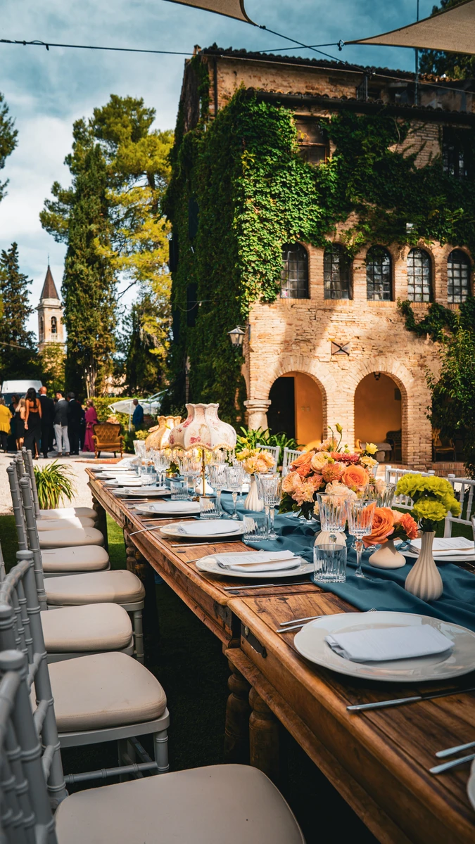 Allestimento floreale colorato per matrimonio alla Badia di San Vittore