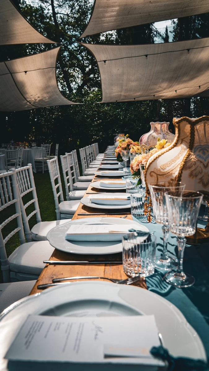 Allestimento floreale colorato per matrimonio alla Badia di San Vittore
