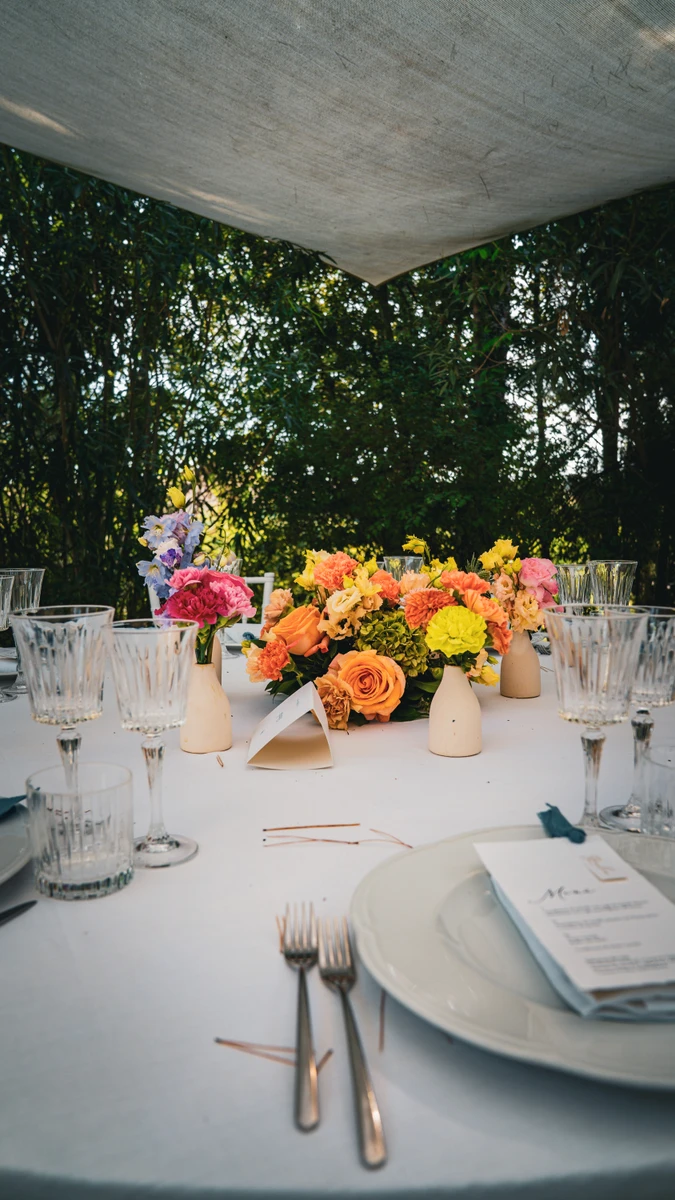 Allestimento floreale colorato per matrimonio alla Badia di San Vittore