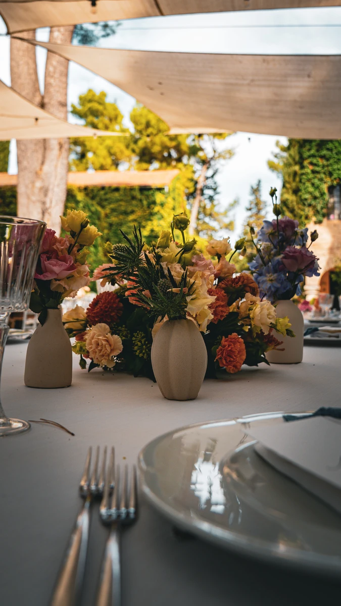 Allestimento floreale colorato per matrimonio alla Badia di San Vittore
