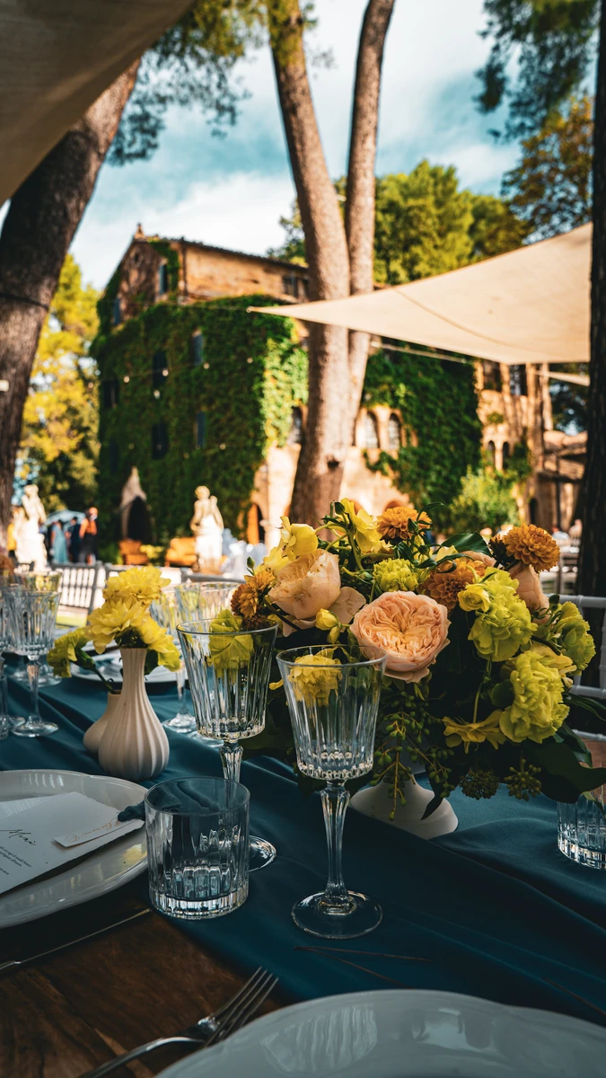 Allestimento floreale colorato per matrimonio alla Badia di San Vittore