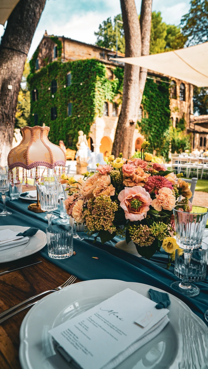 Allestimento floreale colorato per matrimonio alla Badia di San Vittore