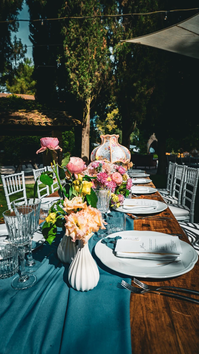 Allestimento floreale colorato per matrimonio alla Badia di San Vittore