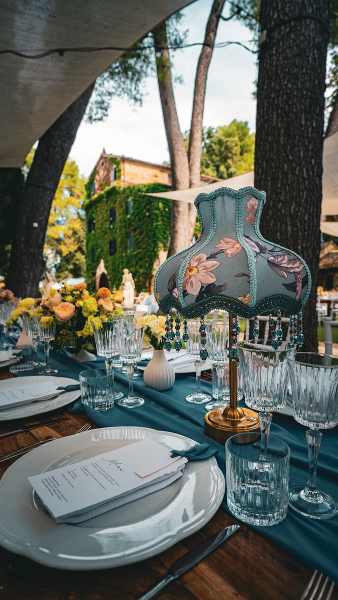Allestimento floreale colorato per matrimonio alla Badia di San Vittore